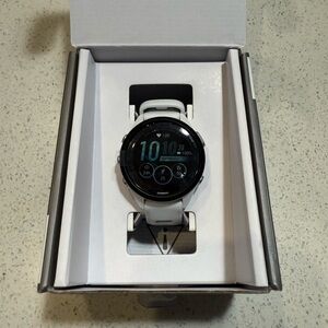 Garmin White Smartwatch with Sleek Design and Advanced Features